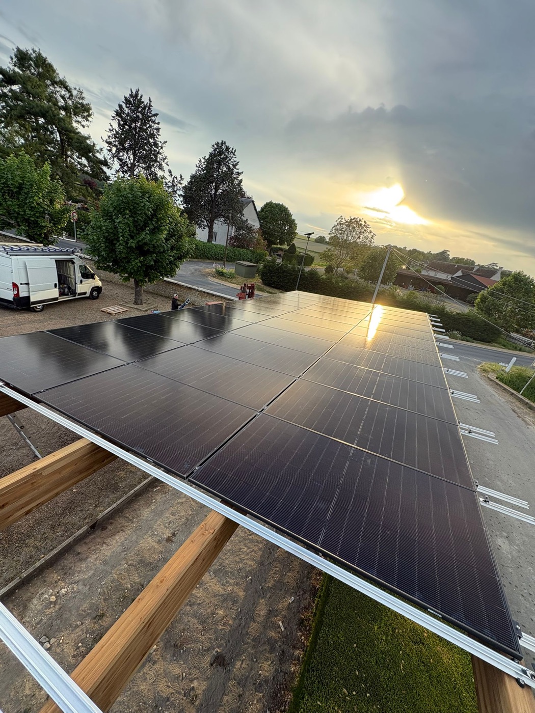 Ombrière photovoltaïque réalisée par BâtiBlue